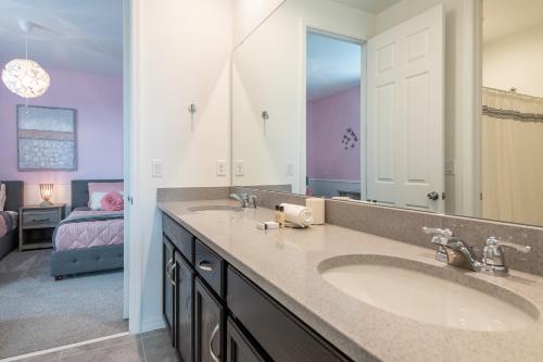 Luxury and comfort just 15 min from Disney - image 4