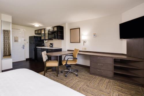 Candlewood Suites Fort Lauderdale Airport-Cruise near Rendezvous Bar & Grill