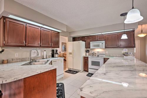 Centrally Located Deltona Home with Pool and Yard in Deltona, USA
