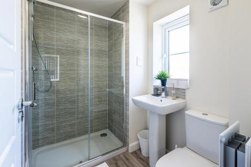 Spacious Contractor House for Large Groups - Free Parking by Klarok Accommodation Ltd