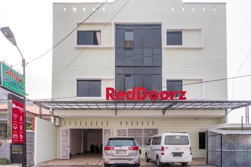 Exterior view, RedDoorz Syariah near Stadion Teladan Medan in Medan Area