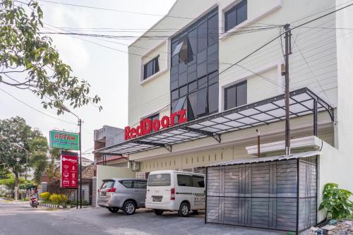 Entrance, RedDoorz Syariah near Stadion Teladan Medan in Medan Area