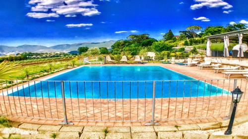 Spoleto By The Pool : Whole Villa - Sleeps 24 gîte à louer Cenerente