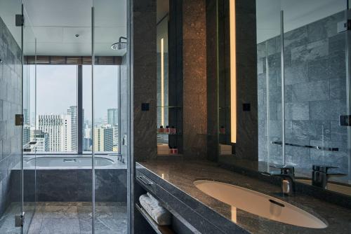 [Prestige] King Room with View Bath image 2
