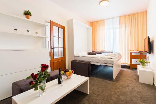 1 queen bed, 1 sofa bed