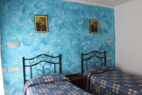 2 twin beds