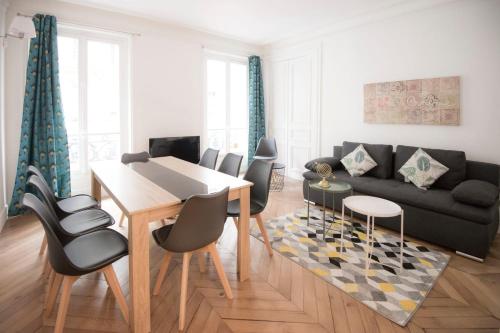 Spacious and bright apt at the ARC DE TRIOMPHE