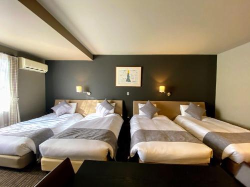4 twin beds