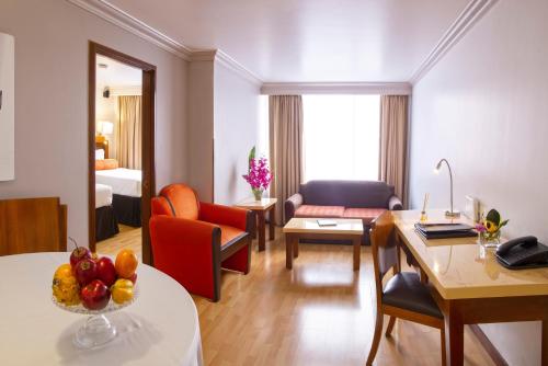 Lancaster House Suites Hotel