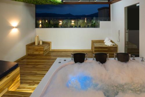 Hot tub, Lancaster House Suites Hotel in Bogotá
