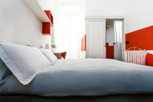 Double Room with Balcony and Private Bathroom image 7