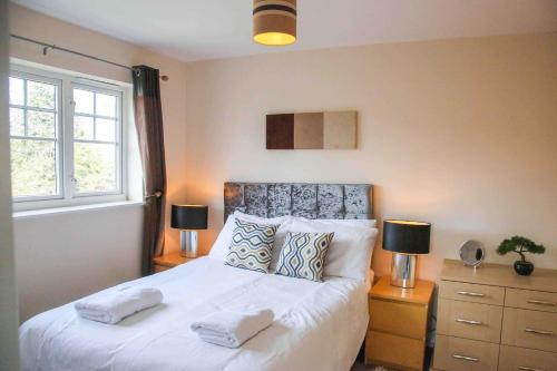 Stylish Home with self check-in, free parking, garden, Wifi and Netflix just 7mins from Leeds gîte à louer Elland Road