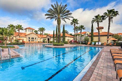 . Chic Resort Condo with Pool and BBQ - 11 Mi to Disney!