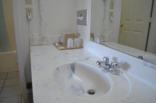 American Inn and Suites White Hall – White Hall, AR