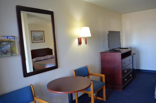 American Inn and Suites White Hall