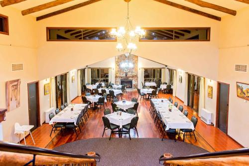 Restaurant, Evedon Lakeside Retreat in Burekup