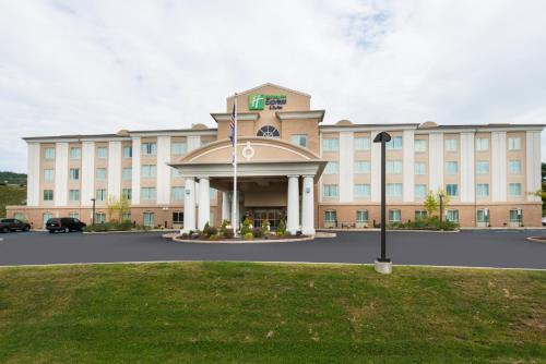 . Holiday Inn Express and Suites Dickson City by IHG