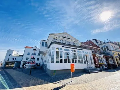 Vormann Jantzen, direkt am Leuchtturm in Warnemünde, Deutschland