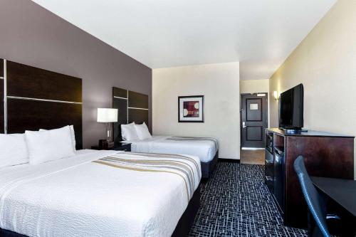 La Quinta Inn & Suites by Wyndham Denver Gateway Park