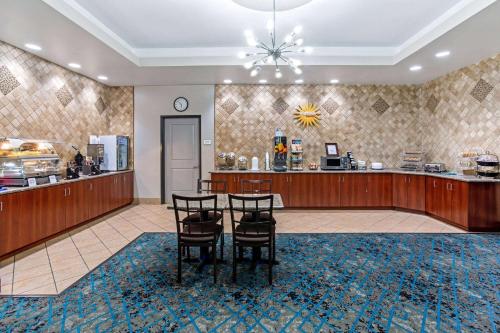 La Quinta Inn & Suites by Wyndham Denver Gateway Park