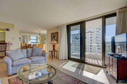 RS 906 - Royal Seafarer condo - image 4