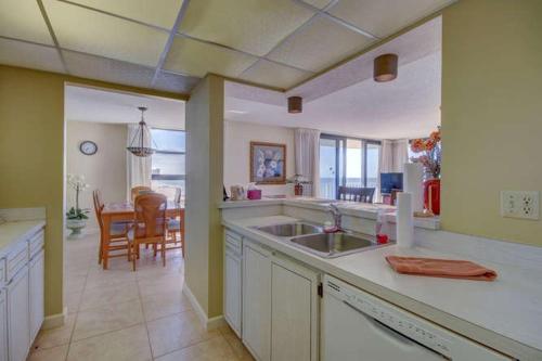 RS 906 - Royal Seafarer condo - image 6