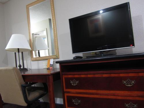 Hallmark Inn and Suites - image 14