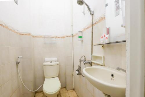 Bathroom, OYO 1111 Pasar Baru Inn in Pasar Baru