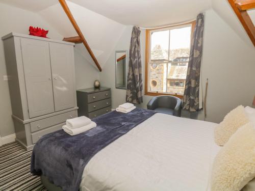 48 Oak Street - image 3