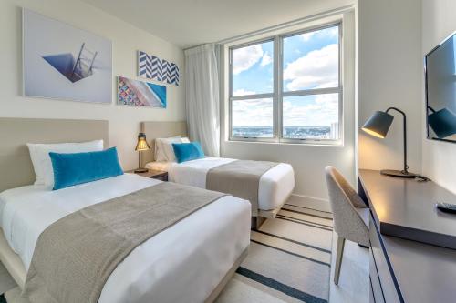 New2019 SW CornerSuite with WaterViews 9th Floor - image 7