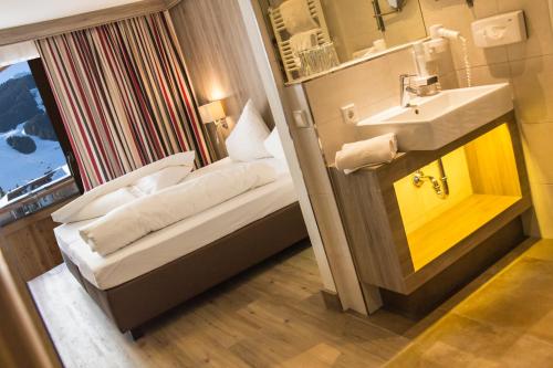 Hotel am Reiterkogel Room Type - Double Room with Balcony