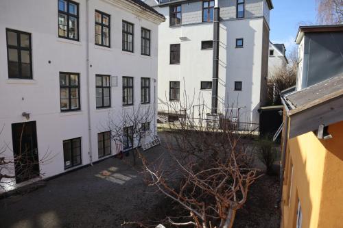 Rooms in quiet Yellow Courtyard Apartment