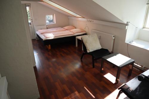 Rooms in quiet Yellow Courtyard Apartment