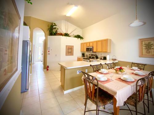 Sunflower- 5 Bedroom Vacation Home in the Disney Area with a Private Pool and Spa - image 8
