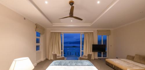 Superior suite with lake view and bathtub image 6