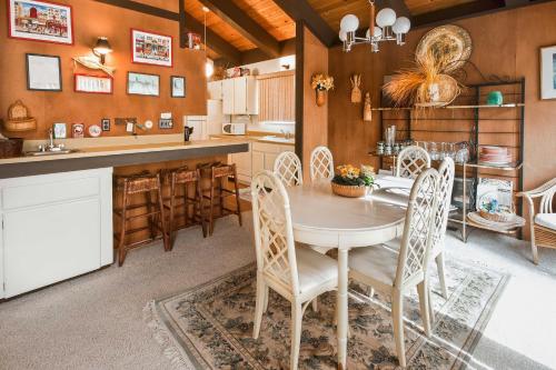 Tahoe City Condo - Walk to Beach and 9 Miles to Ski! - image 2
