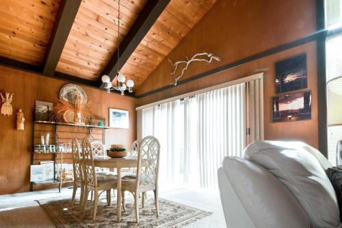 Tahoe City Condo - Walk to Beach and 9 Miles to Ski! - image 3
