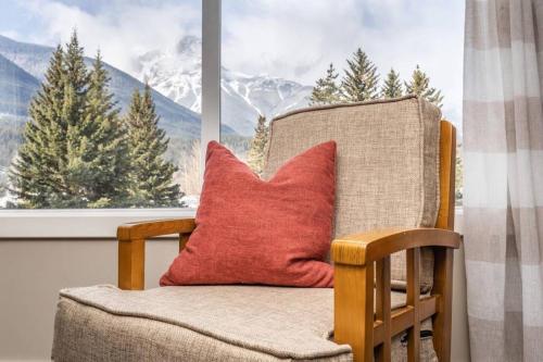 3 Bedroom Mountain Retreat New full-renovation Near Banff Canmore Sleeps 8 Sanitizing Protocols NEWLY UPGRADED HIGH-SPEED WIRELESS INTERNET
