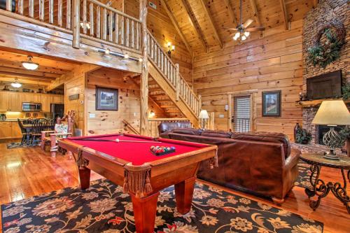 Smoky Mountain Cabin about 5 Mi to Pigeon Forge in Sevierville, USA