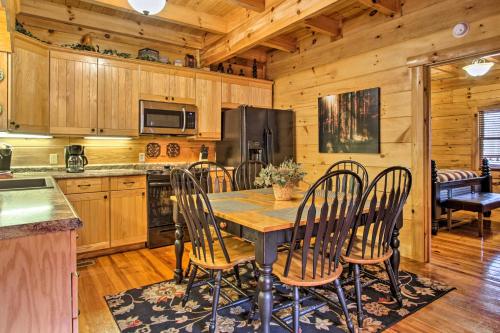Smoky Mountain Cabin about 5 Mi to Pigeon Forge in Sevierville, USA