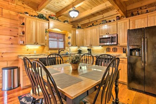 Smoky Mountain Cabin about 5 Mi to Pigeon Forge in Sevierville, USA