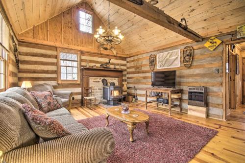 Scenic Cabin with Deck and Fire Pit - Near Hiking! in Warrenton (VA)