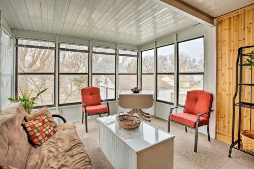 Updated Albert Lea Home By Fountain Lake and Main St - main image