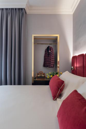 Small Double Room with French Bed image 2