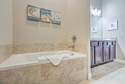 Luxurious Alerio Condo with Private Beach Access! - image 12