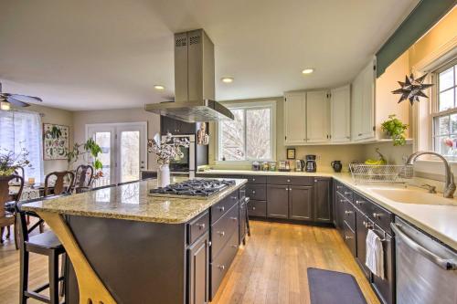 Historic Farmhouse with Chefs Kitchen Near Wineries in กอร์ดอนวิลล์ (VA)