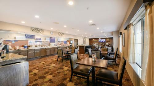 Food and beverages, Holiday Inn Express & Suites Chicago-Deerfield/Lincolnshire by IHG in Riverwoods (IL)