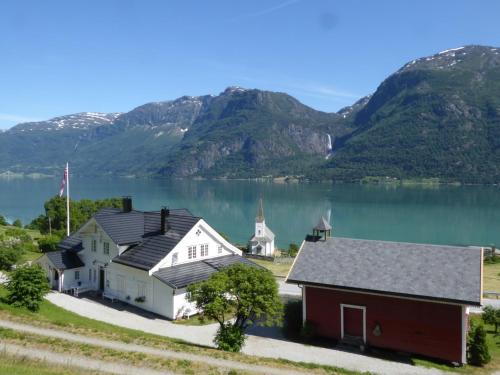 Nes Gard - Hotel - Høyheimsvik