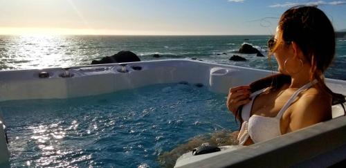 อ่างแช่น้ำร้อน, Surfscape Beach House, Private Beach & Ocean views in โนวาโต (CA)