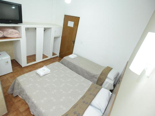 1 double bed, 1 twin bed